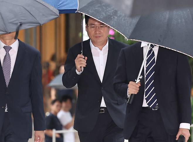 윤창호 전 한국증권금융 사장이 김건희 여사 관련 의혹을 수사하는 민중기 특별검사팀 조사를 받기 위해 17일 서울 종로구 kt광화문빌딩 웨스트에 마련된 특검 사무실로 들어서고 있다. [연합]