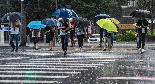 수도권을 포함한 중부지방에 호우특보가 발효 중인 17일 오전 서울 종로구 세종대로 사거리에서 우산을 쓴 시민들이 출근길을 서두르고 있다. 임세준 기자