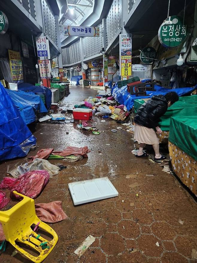 [태안=뉴시스] 17일 오전 호우경보가 내려진 충남 태안군의 한 전통시장에서 상점 주인이 비바람에 날린 물품을 정리하고 있다. (사진=독자 제공) 2025.07.17. photo@newsis.com *재판매 및 DB 금지