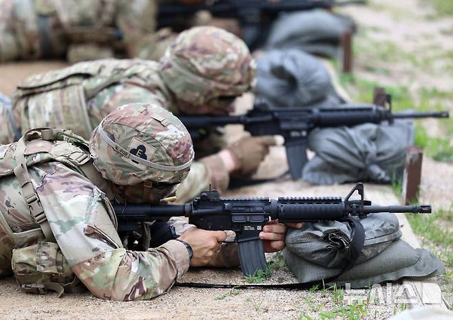 [동두천=뉴시스] 이영환 기자 = 6월 2일 오전 경기도 동두천시 캠프 케이시에서 열린 미 8군 최고분대 선발대회에 참가한 장병들이 사격을 하고 있다.  2025.06.02. 20hwan@newsis.com **기사 내용과 직접 관련 없습니다**