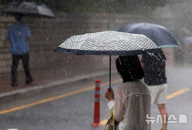 [서울=뉴시스] 조성우 기자 = 강한 비가 내리는 17일 서울 서초구 인근 거리에서 우산을 쓴 시민들이 이동하고 있다. 2025.07.17. xconfind@newsis.com
