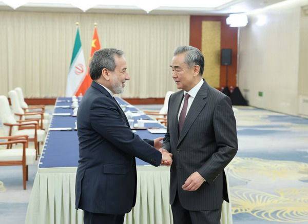 [서울=뉴시스]왕이 중국 공산당 정치국 위원 겸 외교부장(오른쪽)이 16일 상하이협력기구(SCO) 외교장관 회의 참석차 중국을 방문한 압바스 아락치 이란 외무장관과 만나 악수하고 있다. 두 장관은 양국 간 전략적 협력 강화 의지를 재확인했다. <사진출처: 중국 외교부> 2025.07.17