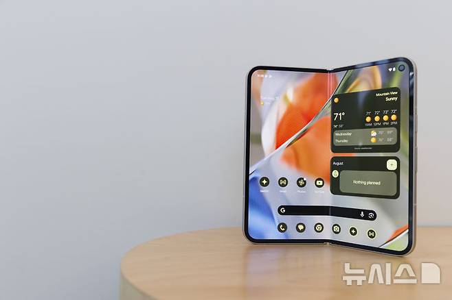 [마운틴뷰=AP/뉴시스] 13일(현지시각) 미 캘리포니아주 마운틴뷰 구글 본사에서 ‘메이드 바이 구글 2024’ 신제품 공개 행사가 열려 음성 인공지능(AI) 비서 '제미나이'가 탑재된 스마트폰 픽셀9 프로 폴드가 공개되고 있다. 이번에 공개된 시리즈에는 픽셀9, 픽셀9 프로, 픽셀9 프로 XL, 픽셀9 프로 폴드 등 스마트폰과 픽셀 버즈 이어폰이 포함됐다. 2024.08.14.