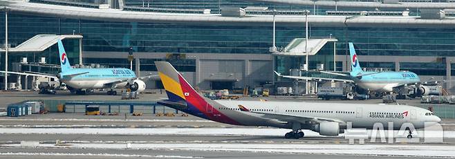 [인천공항=뉴시스] 김선웅 기자 = 인천국제공항 활주로에서 대한항공·아시아나항공 양사 항공기가 오가고 있다. 2024.11.29. mangusta@newsis.com
