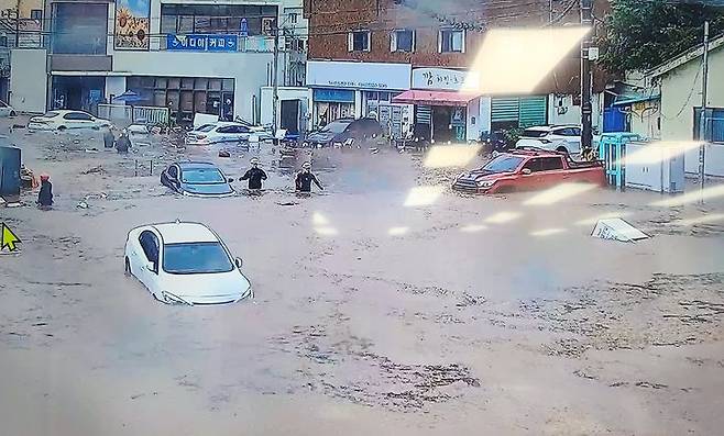 [대구=뉴시스] 17일 대구 북구 노곡동의 한 식당 건물 일대가 집중호우로 물에 잠겼다. (사진=독자 제공) 2025.07.17. photo@newsis.com *재판매 및 DB 금지