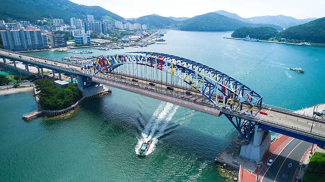 [통영=뉴시스] 신정철 기자= 통영시는 구조물 노후화에 따른 안전사고 우려와 도시경관 개선 요구에 적극 응답해 통영대교 시설물 개선사업에 본격 착수했다고 17일 밝혔다.사진은 1998년 4월에 준공된 연장 591m, 폭 20.7m(왕복 4차선 규모의 통영대교 모습.(사진=통영시 제공).2025.07.17. photo@newsis.com *재판매 및 DB 금지