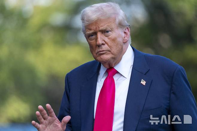 [워싱턴=AP/뉴시스] 도널드 트럼프 미국 대통령이 15일(현지 시간) 워싱턴 백악관에 도착해 취재진에 손을 흔들고 있다. 2025.07.16.