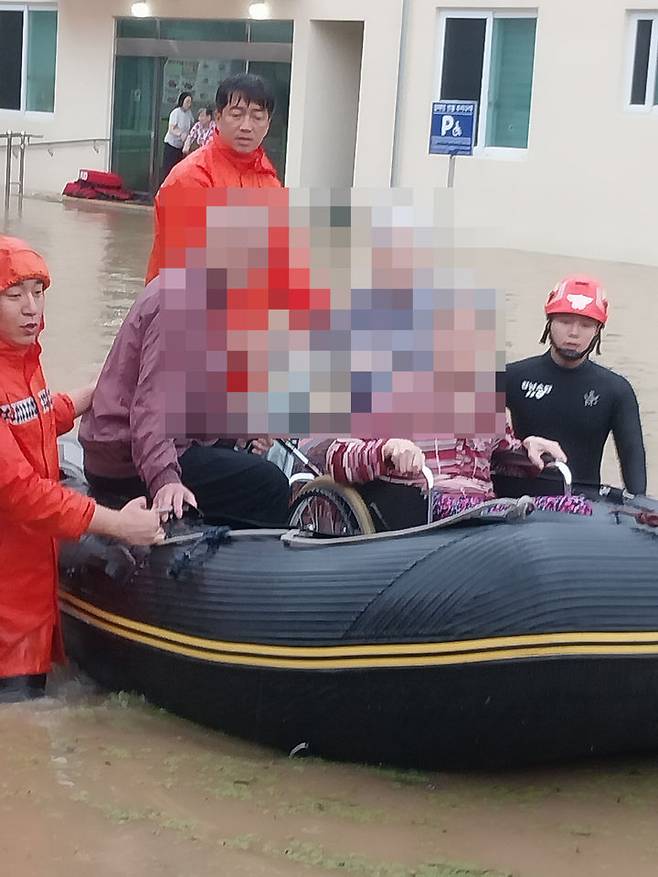 [밀양=뉴시스] 17일 오후 4시33분께 호우 경보가 내린 경남 밀양시 무안면의 한 요양원 입소자들이 밀양소방서 119 구조대원의 구조보트를 활용해 구조되고 있다. (사진=경남소방본부 제공) 2025.07.17. photo@newsis.com  *재판매 및 DB 금지