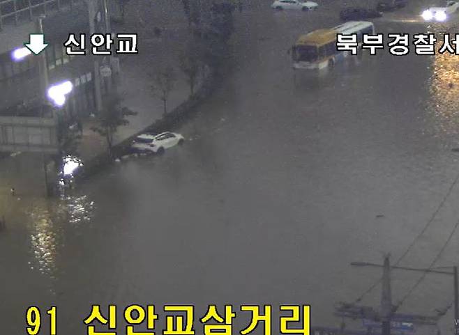 [광주=뉴시스] 17일 오후 광주에 극한호우가 쏟아지면서 북구 신안교삼거리 일대 도로가 침수, 차량 통행이 통제되고 있다. (사진 = 경찰청 CCTV 갈무리) 2025.07.17. photo@newsis.com *재판매 및 DB 금지