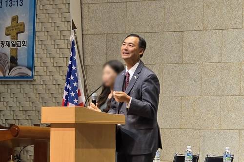 설교하는 모스 탄 교수 사진 연합뉴스