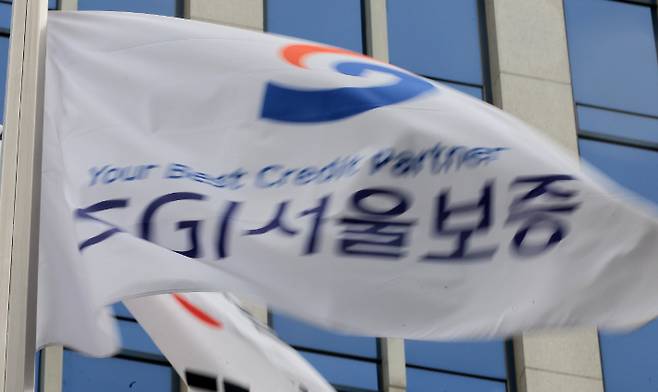 16일 서울 종로구 SGI서울보증 본사 앞에 사기가 바람에 날리고 있다. 연합뉴스