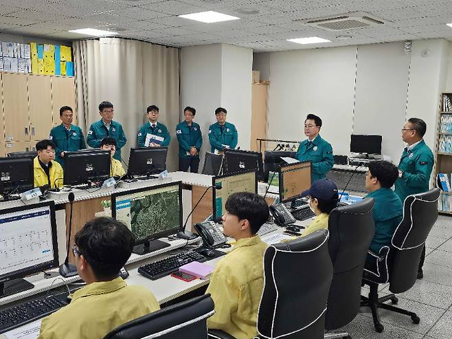 육동한 시장은 17일 오전 재난상황실을 찾아 상황판단회의를 주재, 대응상황을 점검하고 피해 최소화를 당부했다. 춘천시 제공