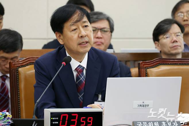 구윤철 부총리 겸 기획재정부 장관 후보자가 17일 서울 여의도 국회에서 열린 기획재정위원회 인사청문회에서 의원 질의에 답변을 하고 있다. 윤창원 기자