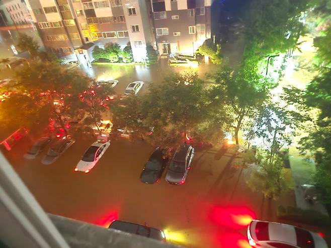 충남 서해안을 중심으로 강한 비가 내린 17일 새벽 충남 당진시 채운동의 한 아파트 단지가 폭우로 잠겨 있다. 연합뉴스