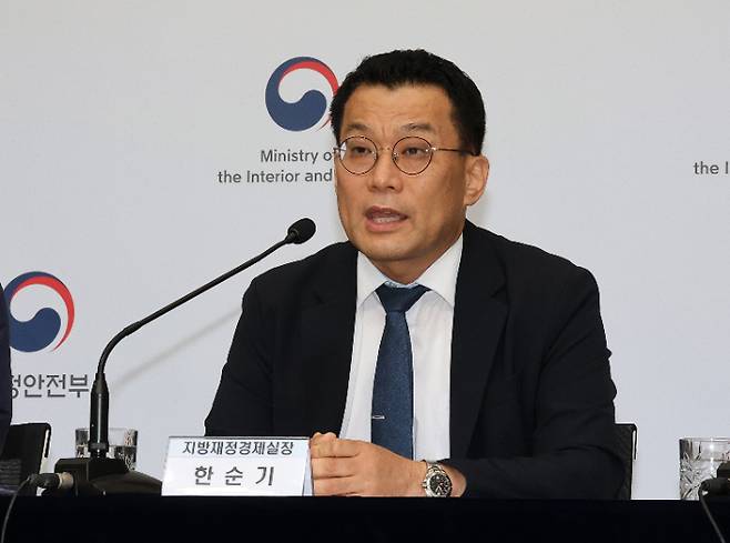 행정안전부 한순기 지방재정경제실장이 15일 정부세종청사 민원동 공용브리핑실에서 2025년 8회 정책설명회 '민생회복 소비쿠폰 10문 10답'을 설명하고 있다. 연합뉴스
