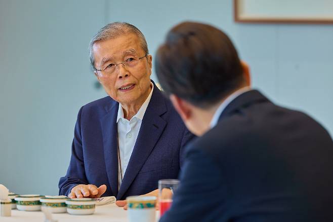 이재명 대통령이 17일 서울 용산 대통령실 청사에서 김종인 전 국민의힘 비상대책위원장과 오찬 회동을 하고 있다. 대통령실 제공