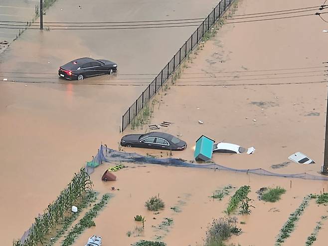 광주 전역에 극한 호우가 쏟아진 17일 오후 광주 북구 신용동 일대 도로가 침수돼 차량들이 물에 잠겨 있다. 연합뉴스