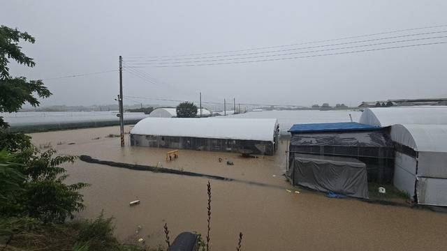 16~17일 이틀에 걸쳐 내린 폭우로 충북 청주시 옥산면 일대가 흙탕물에 잠겨 있다.