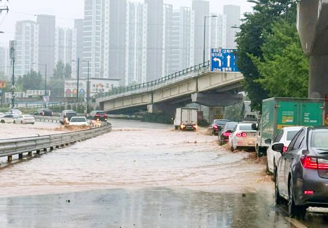 호우 특보가 발효된 17일 오후 광주 남구 송하동 한 도로가 빗물에 잠겨 있다. 연합뉴스