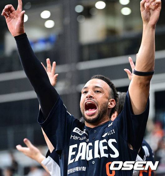 [OSEN=고척, 최규한 기자] 7회초 2사 한화 노시환의 달아나는 솔로포 때 동료 리베라토가 더그아웃에서 환호하고 있다. 2025.07.06 / dreamer@osen.co.kr