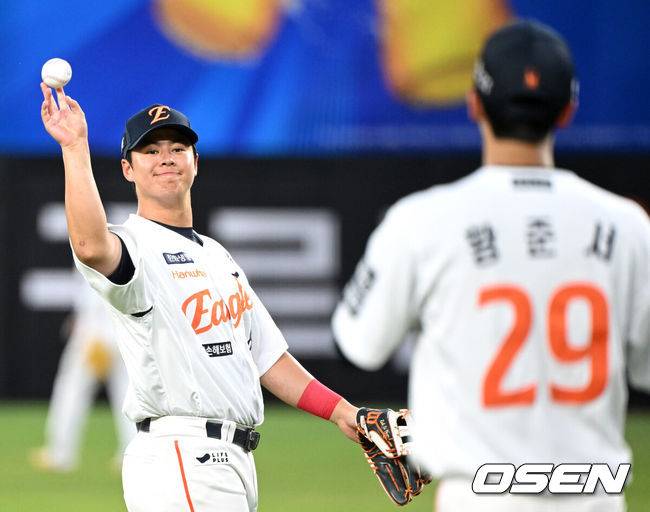 [OSEN=대전, 이대선 기자] 5회초 2사에서 KIA 이창진을 땅볼로 처리한 한화 노시환이 황준서에게 공을 건네고 있다. 2025.07.10 /sunday@osen.co.kr