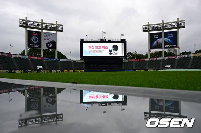 [OSEN=잠실, 김성락 기자] 프로야구 서울 잠실 경기가 취소됐다.한국야구위원회(KBO)는 서울 잠실야구장에서 열릴 예정이던 2025 신한 SOL뱅크 KBO리그 LG 트윈스-롯데 자이언츠의 경기가 우천 취소됐다고 밝혔다. 우천 경기 취소를 알리는 전광판. 2025.07.17 / ksl0919@osen.co.kr