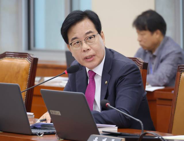 ▲국민의힘 송언석 비상대책위원장 겸 원내대표가 16일 서울 여의도 국회 환경노동위원회에서 열린 김영훈 고용노동부 장관 후보자 인사청문회에 참석해 질의를 하고 있다. ⓒ연합뉴스