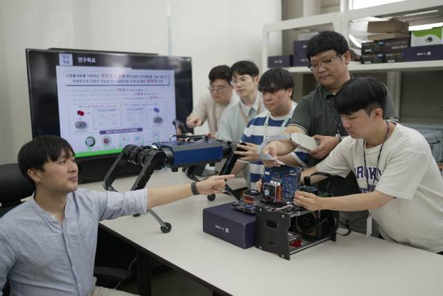 ▲ ETRI 연구진이 개방형 엣지 AI 반도체 플랫폼 기술을 시연하며 개발 성과를 소개하는 모습. ⓒETRI