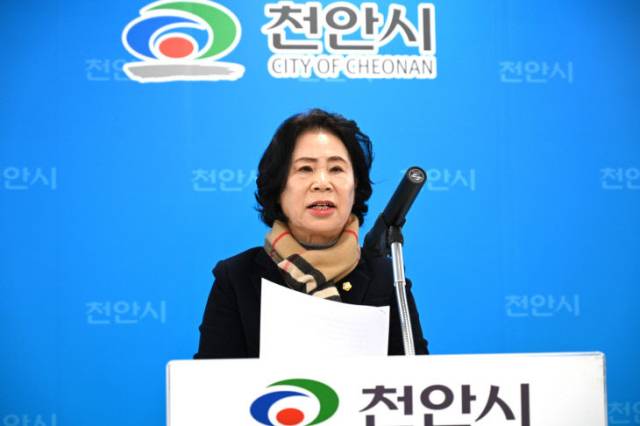 ▲지난 5월 김행금 의장이 공무원인 운전원과 함께 관용차를 타고 국민의힘 전당대회에 다녀온 사실이 드러나 사과했지만, 사비로 비용처리를 했다는 해명이 거짓으로 드러나 시민사회 공분을 샀다. 사진은 5월12일 천안시청 브리핑룸에서 사과문을 읽고 있는 김 의장. ⓒ프레시안 DB