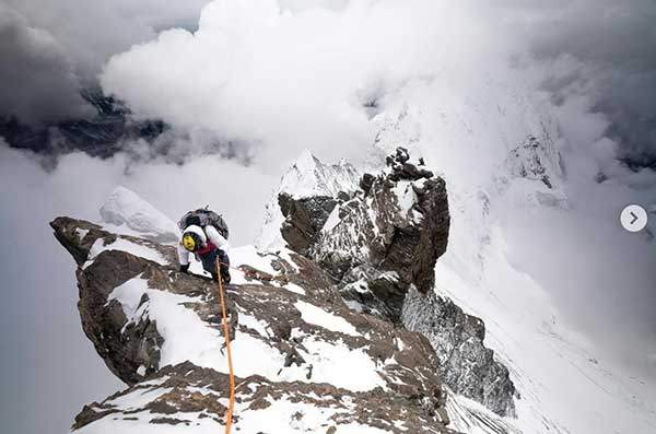 로체 남서릉 해발 8,300m에서 베이스점프를 시도하고자 고난도 암릉 구간을 오르고 있는 등반대. 사진 존 굽타.