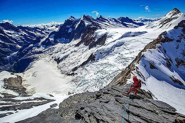 아이거 남릉을 통해 아이거요흐로 향하는 등반팀. 베르너산군의 연봉들과 빙하는 시간의 흐름을 잊게 해주었다.