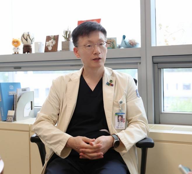 정낙균 서울성모병원 소아청소년과 교수는 지난 15일 서울 서초구 서울성모병원에서 진행된 세계일보와의 인터뷰에서 "아이 얼굴이 창백하고 빈혈, 2주 이상의 발열, 멍 등의 증상이 지속되면 혈액검사를 받는 게 좋다"고 조언했다. 이진우 기자