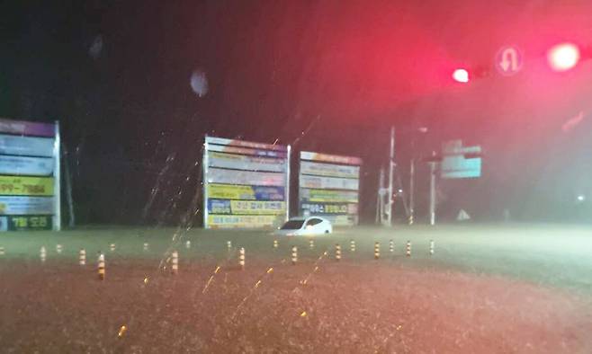 17일 새벽 충남 서산시 성연면 오사삼거리가 폭우로 잠겨 있다. 독자 제공=연합뉴스
