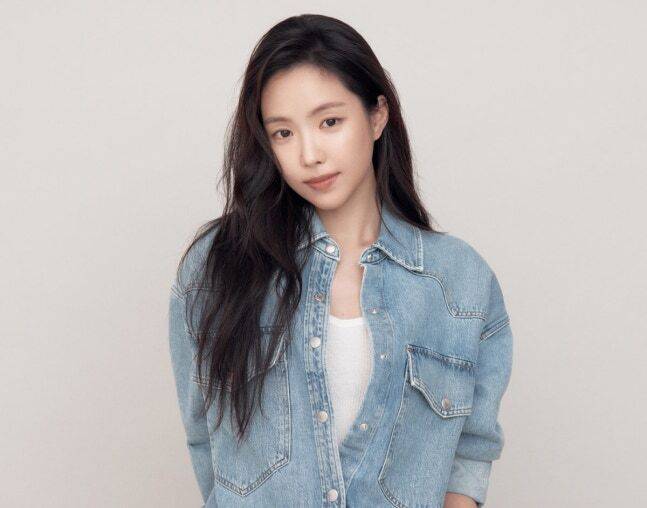 배우 손나은. 제이와이드컴퍼니