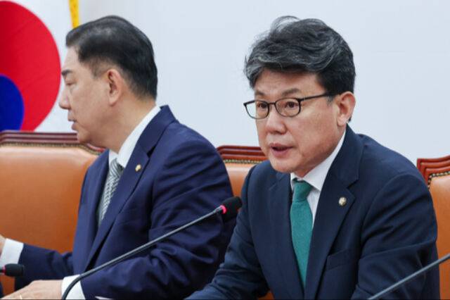 더불어민주당&nbsp;진성준 정책위의장이&nbsp;17일&nbsp;국회에서 열린 정책조정회의에서 발언하고 있다. 뉴스1