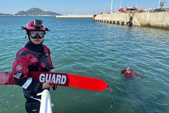 군산해양경찰서에서 수상구조대원으로 활동 중인 서해빈 경장의 훈련 모습. 군산해경 제공
