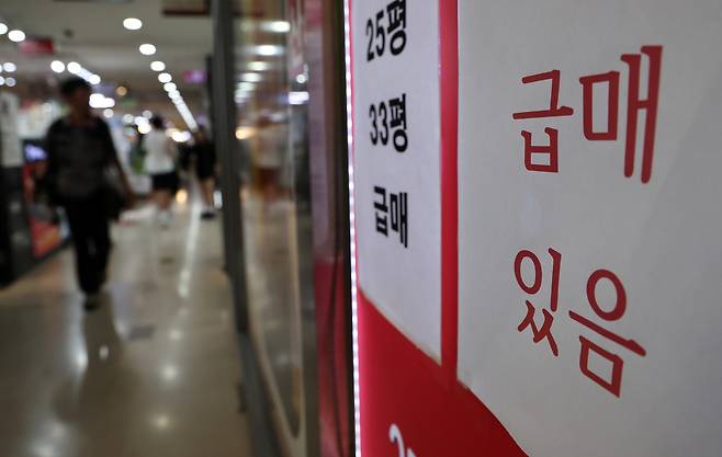 서울의 한 공인중개사무소에 ‘급매 있음’이라는 안내 문구가 붙어 있다. 6·27 부동산 대책 이후 서울 아파트 매매가격 상승폭이 3주 연속 둔화하며, 시장의 관망세가 짙어지고 있다. 뉴스1
