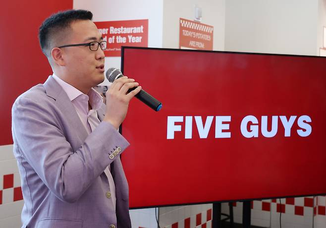 지난해 6월26일 김동선 한화갤러리아 전략본부장 부사장이 서울 서초구 파이브가이즈 강남에서 열린 파이브가이즈 국내 오픈 1주년 기념 행사에서 인사말을 하고 있다. 뉴시스