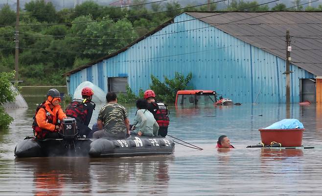 17일 충남 예산군 고덕면 용리에서 중앙119구조본부 충청강원 119특수구조대 대원들이 보트로 주민을 구조하고 있다.&nbsp; 뉴스1