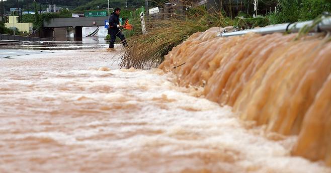 세종시 전의면의 지하차도가 17일 폭우로 침수돼 관계자들이 양수기를 활용한 물빼기 등 복구작업을 벌이고 있다. 뉴시스