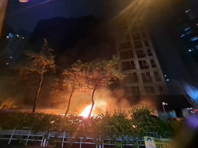 17일 오후&nbsp;경기 광명시 소하동의 10층짜리 아파트 건물 1층 필로티 주차장에서 불길이 치솟고 있다. 경기도소방재난본부 제공