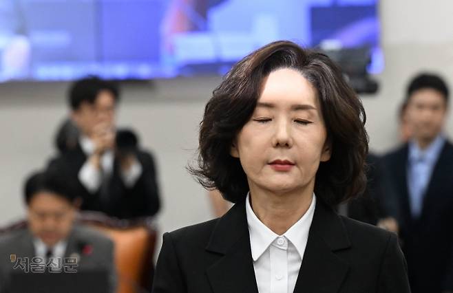 눈감은 이진숙 교육장관 후보 - 이진숙 부총리 겸 교육부 장관 후보자가 16일 국회 교육위원회에서 열린 인사청문회에서 김영호 위원장에게 선서문을 제출한 후 눈을 질끈 감은 채 자리로 이동하고 있다. 여권에서도 임명 불가 여론이 커지는 가운데 이 후보자는 이날 자녀 불법 조기 유학 논란 등과 관련해 고개를 숙였다. 홍윤기 기자