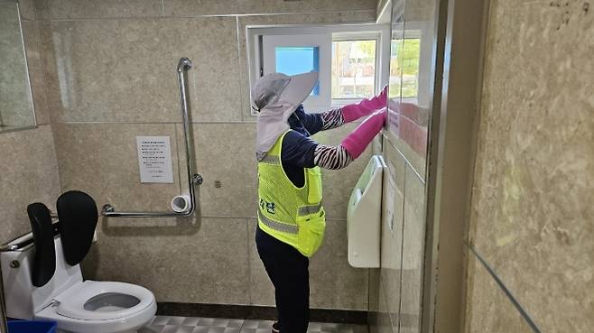 순천시가 운영하는 공원녹지관리 작업단이 공원 화장실 청결상태를 점검하고 있다.