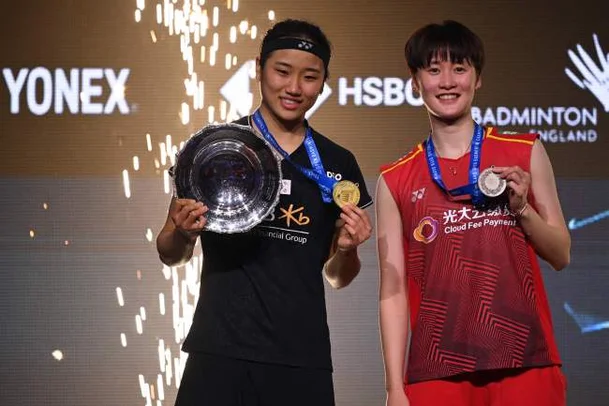 2023년 전영오픈에서 우승을 차지한 안세영(왼쪽)과 준우승자 천위페이. AFP 연합뉴스