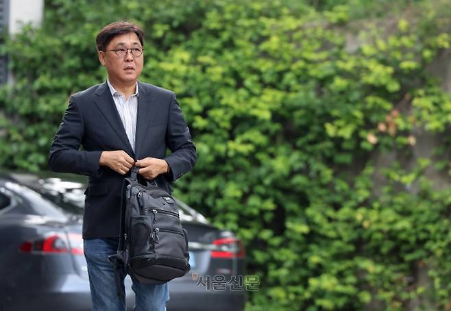 최휘영 문화체육관광부 장관 후보자가 14일 서울 종로구 국립현대미술관 서울관에 마련된 인사청문회 준비 사무실로 첫 출근하고 있다. 2025.7.14 문체부 제공