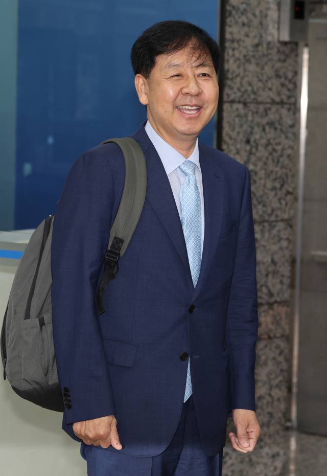 구윤철 부총리 겸 기획재정부 장관 후보자가 6월 30일 서울 중구 예금보험공사에 마련된 인사청문회 준비사무실로 들어서고 있다. 연합뉴스