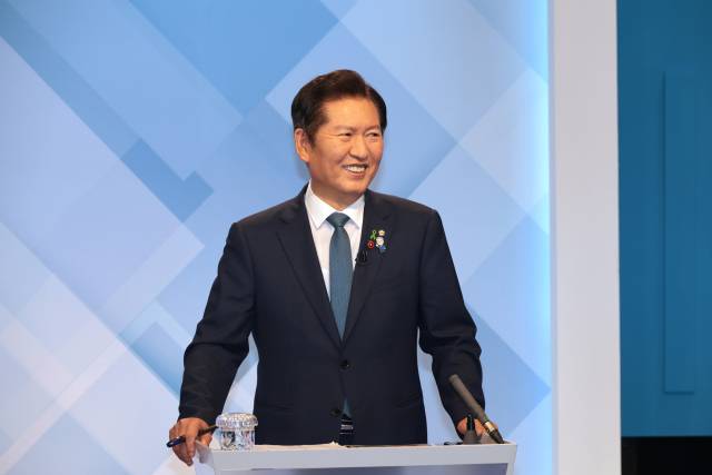 더불어민주당 정청래 당대표 후보가 16일 서울 목동 SBS 스튜디오에서 열린 더불어민주당 당대표 후보 토론회에서 박찬대 후보를 웃으며 바라보고 있다. 2025.7.16 [국회사진기자단]