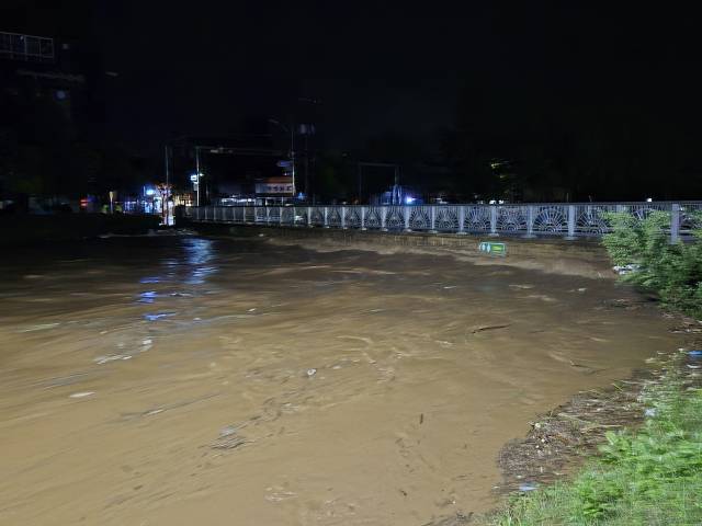 17일 새벽 당진천이 둑 바로 아래까지 차올랐다. 당진천 주변 주민 50명은 당진초등학교와 당진국민체육센터로 대피했다. 사진 제공=당진시