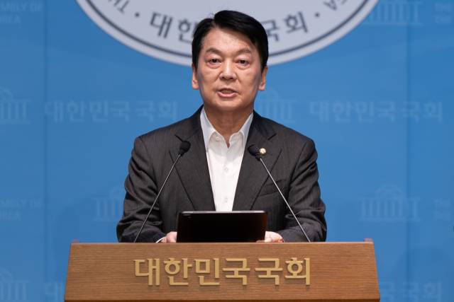 안철수 국민의힘 혁신위원장이 7일 서울 여의도 국회 소통관에서 기자회견을 열고 혁신위원장 사퇴 및 전당대회 출마를 밝히고 있다. 뉴스1