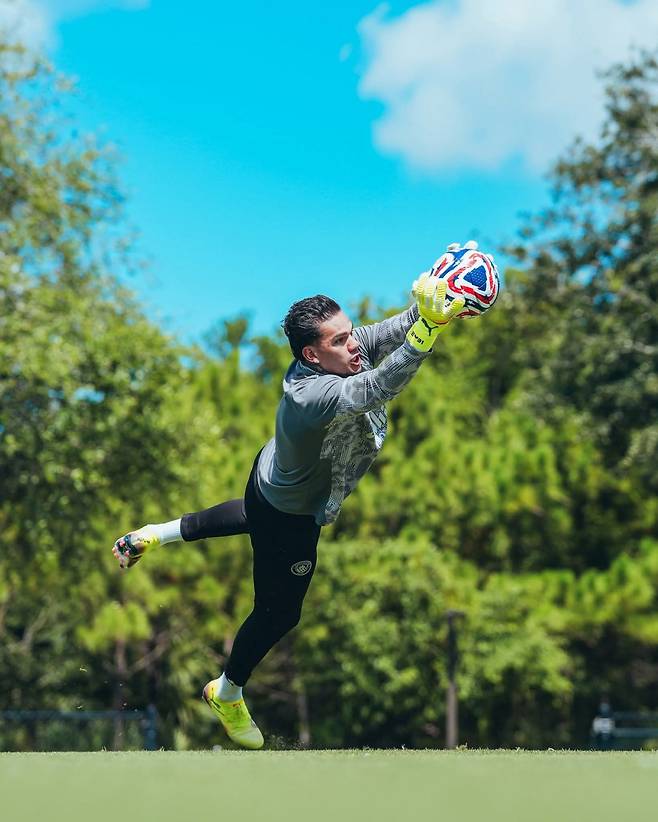 맨체스터 시티의 브라질 국가대표 골키퍼 에데르송은 계약만료가 1년여 앞으로 다가온 올 여름 튀르키예 갈라타사라이로부터 거액의 제안을 받았다. 사진출처｜맨체스터 시티 페이스북